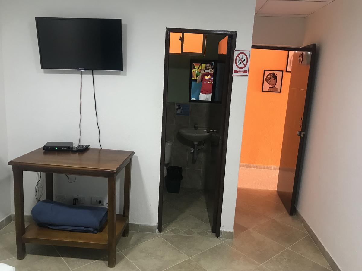 Hostal El Hangar ريونيغرو المظهر الخارجي الصورة